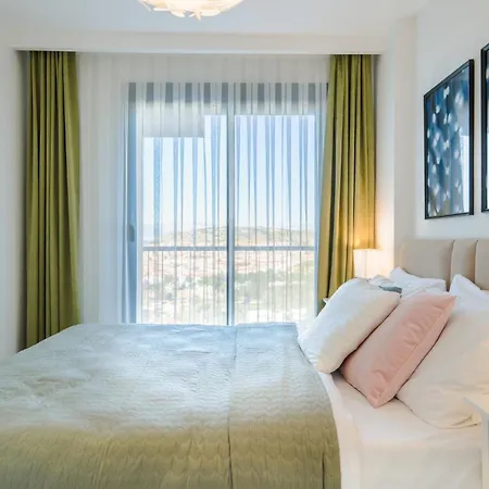 Flat With Balcony 5 Min To Marina Apartman