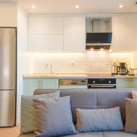 Flat With Balcony 5 Min To Marina Apartman *